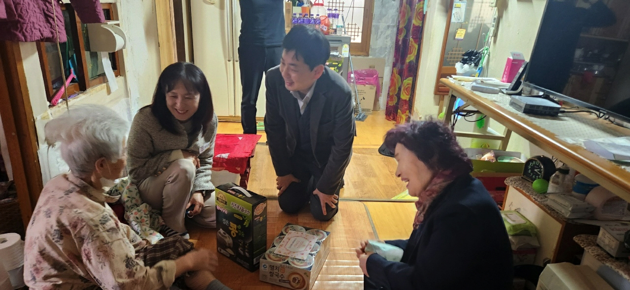 0321 안기동 마을복지계획추진단, 홀로 어르신과 함께하는 ‘우리 이웃 마음 보듬이’ 본격 시작 (2).jpg