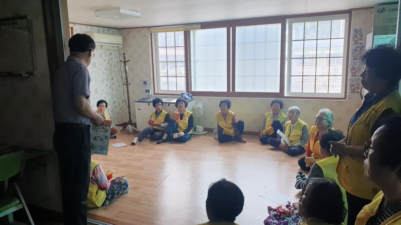 2-3 사진(혹서기 폭염 안전사고 예방을 위한 수비면 노인일자리사업 간담회 개최).jpg