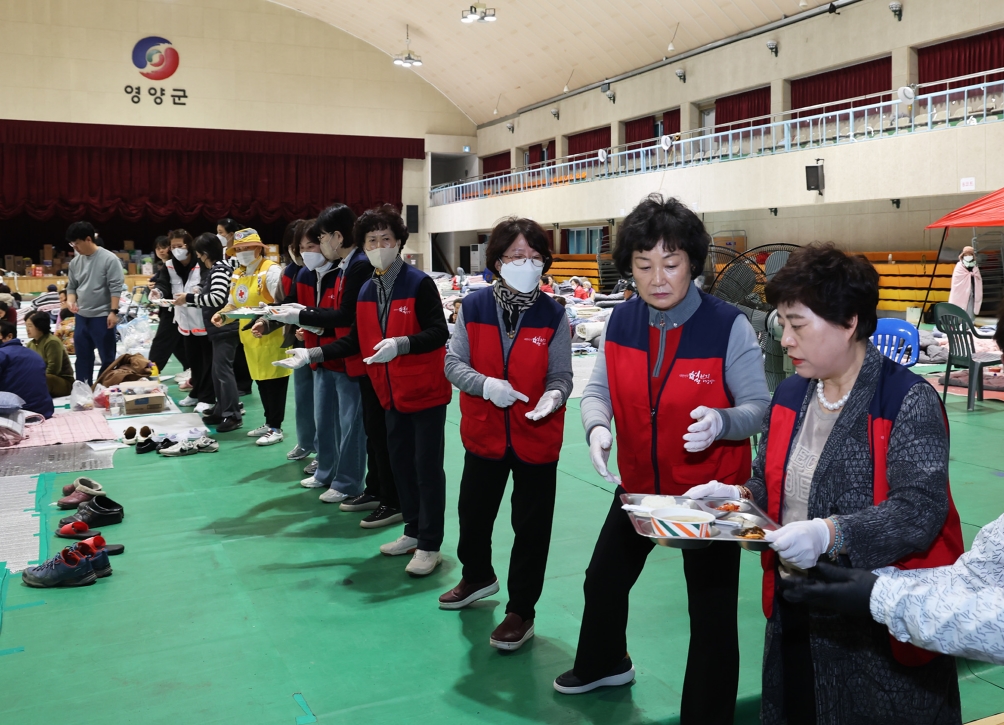 5-2 사진(영양군여협, 산불피해 이재민 봉사활동).png
