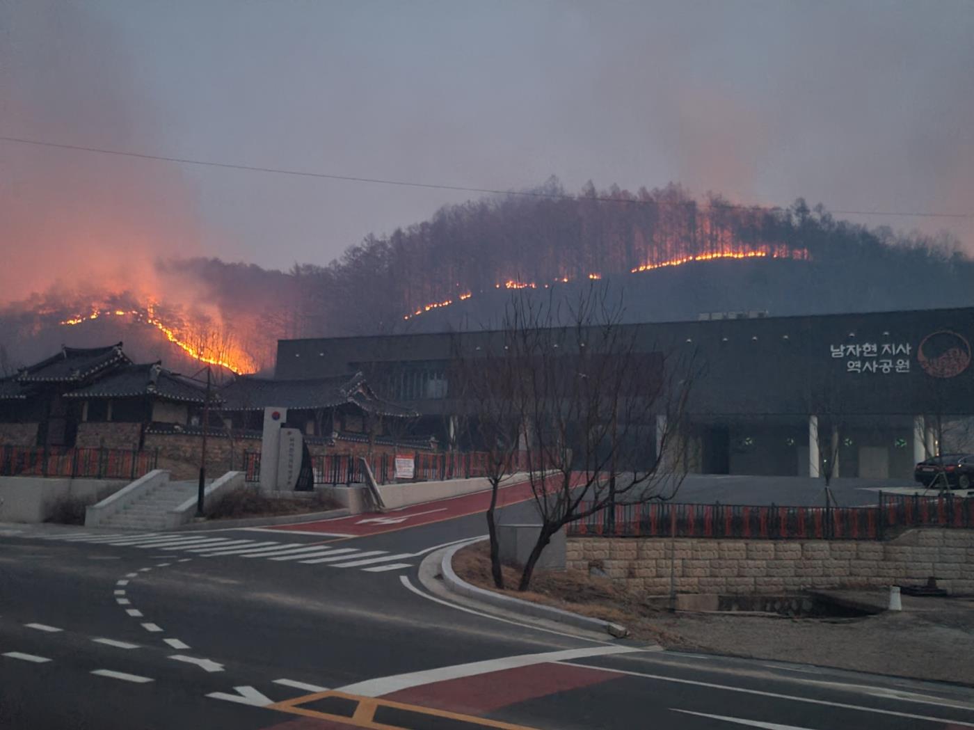 2-6 사진(최악의 산불 앞에 목숨 건 소방대원들, 영양을 살리다).jpg