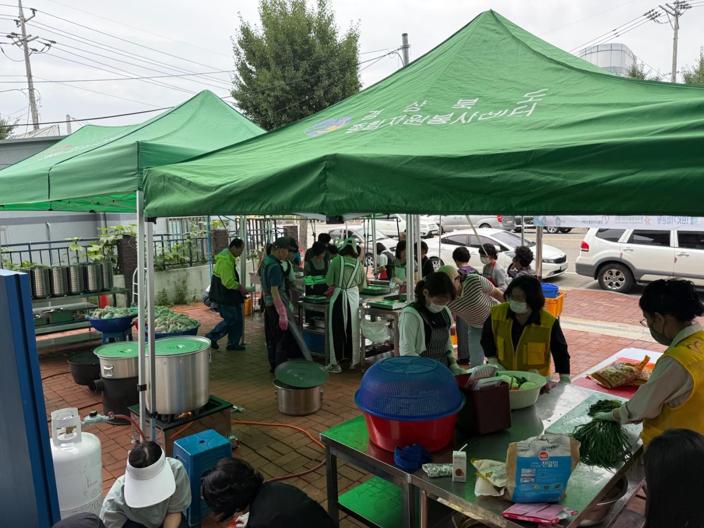 0812 안동시자원봉사센터, 말복 맞아 지역 어르신에 삼계탕 200인분 나눔 (1).jpg