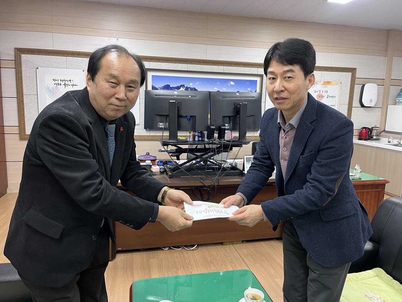0106 옥동 지역사회보장협의체, 초등학교에 장학금 기탁 (2).jpg