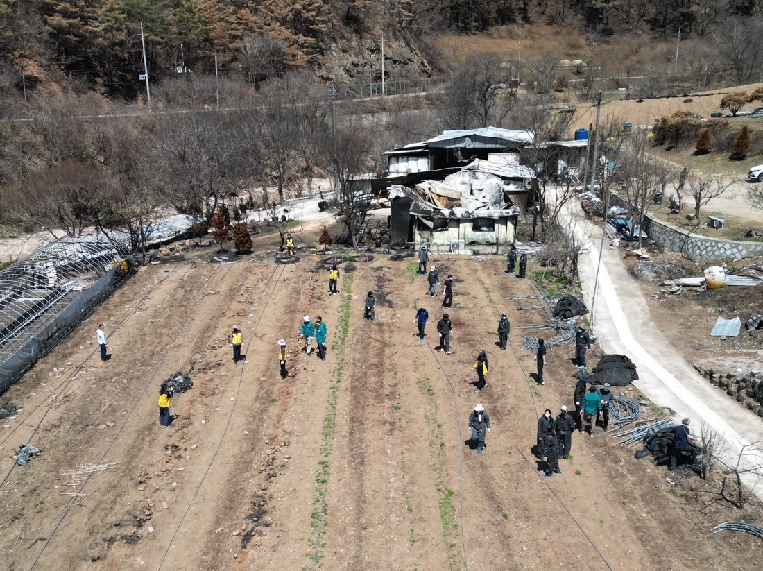 영양교육지원청, 석보면 산불 화재 피해농가 복구 봉사활동 실시3.jpg