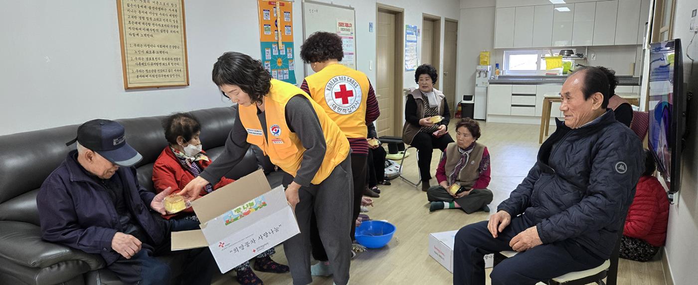 0325 송하동 적십자봉사회, 사랑의 빵 나눔행사 개최로 ‘송하동의 봄’ 열어 (2).JPG