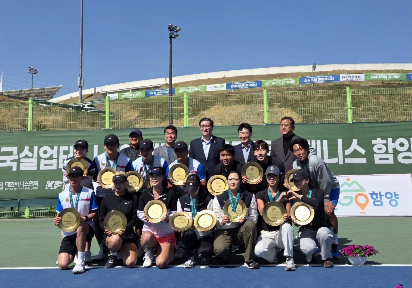 0409 안동시청 테니스경기단, 한국실업테니스연맹전 우승 이어 산불피해 성금 기탁.JPG
