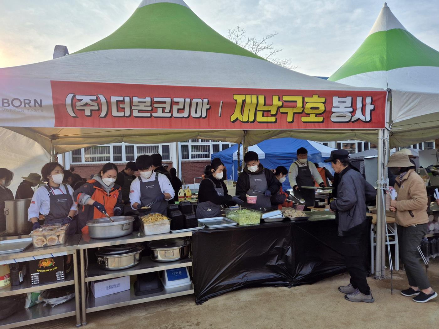 0328 백종원의 ㈜더본코리아, 안동 산불 피해지역에 무료 급식 시설 지원 (3).jpg