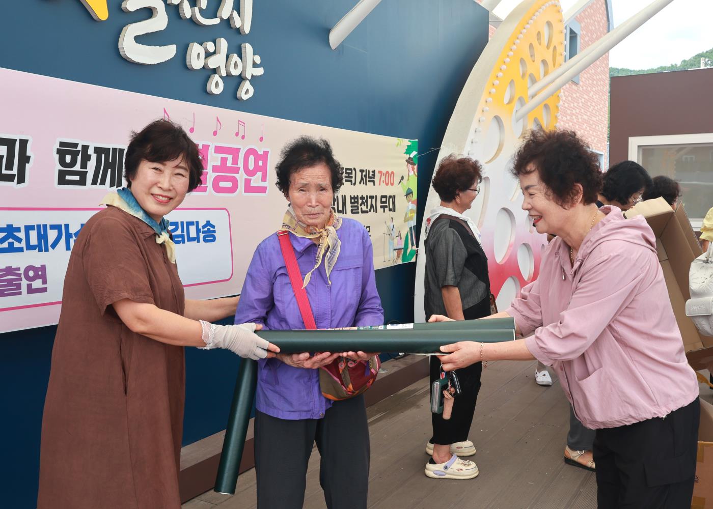 2-3 사진(한국자유총연맹 영양군지회 ‘태극기 나눔행사’개최).jpg