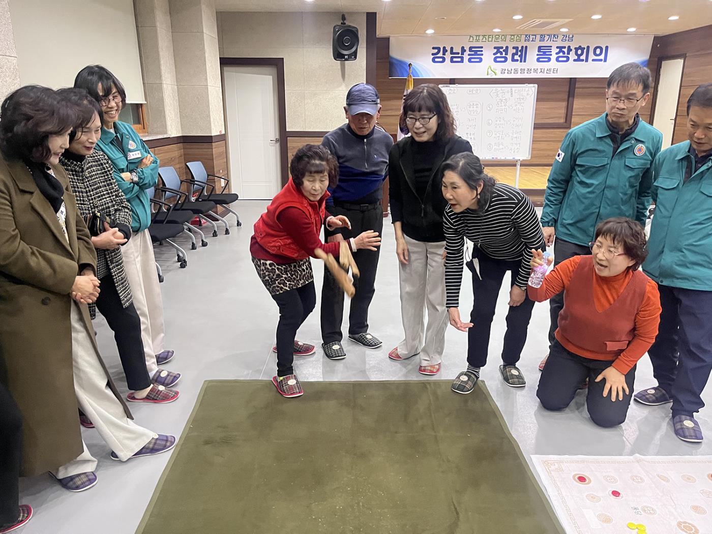 0303 강남동 직원․통장협의회 「윷놀이 한마당 행사」 개최 (1).JPG