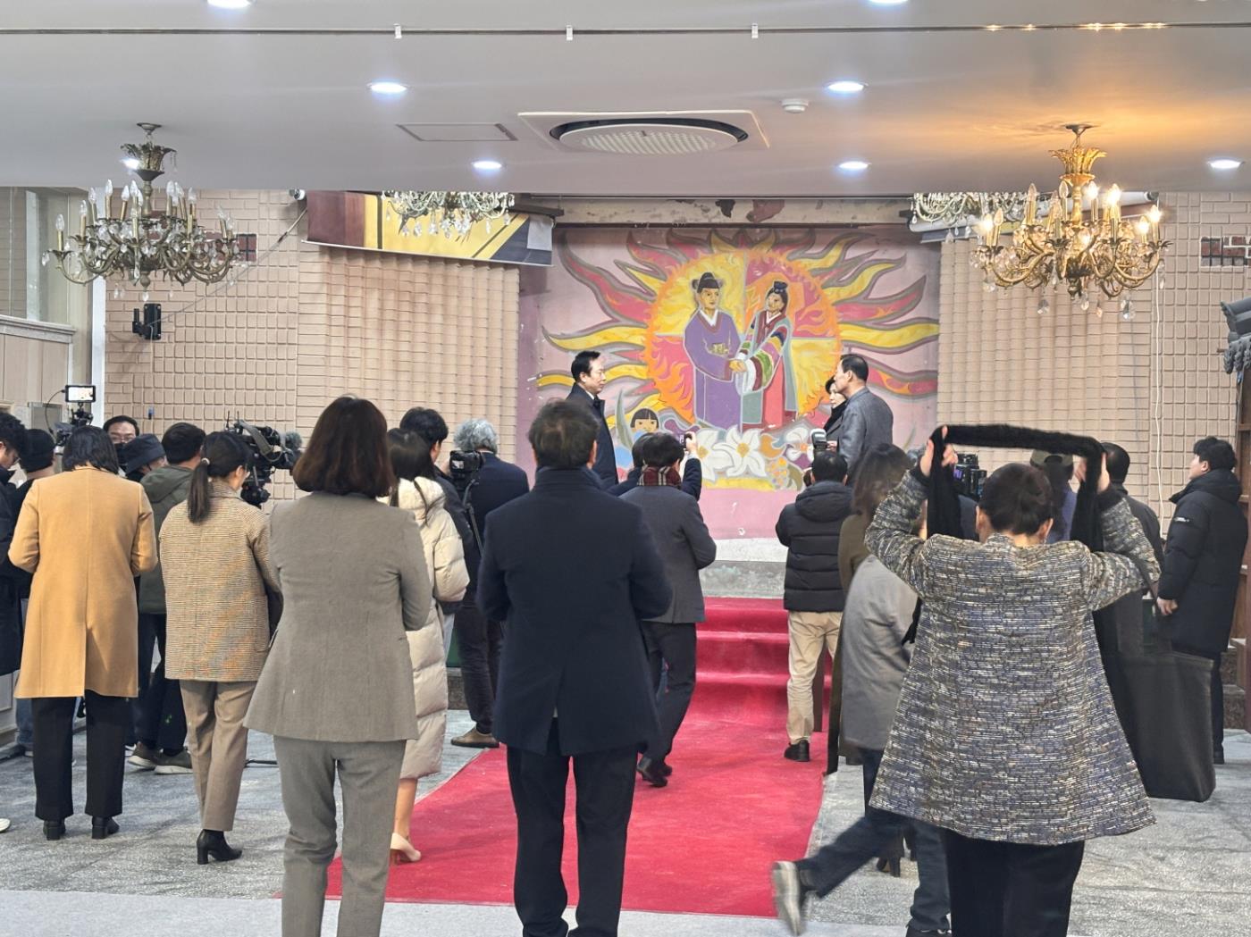 0107 ‘앙드레 부통’ 신부의 벽화, 50년 만에 세상과 만나다' (1).jpg