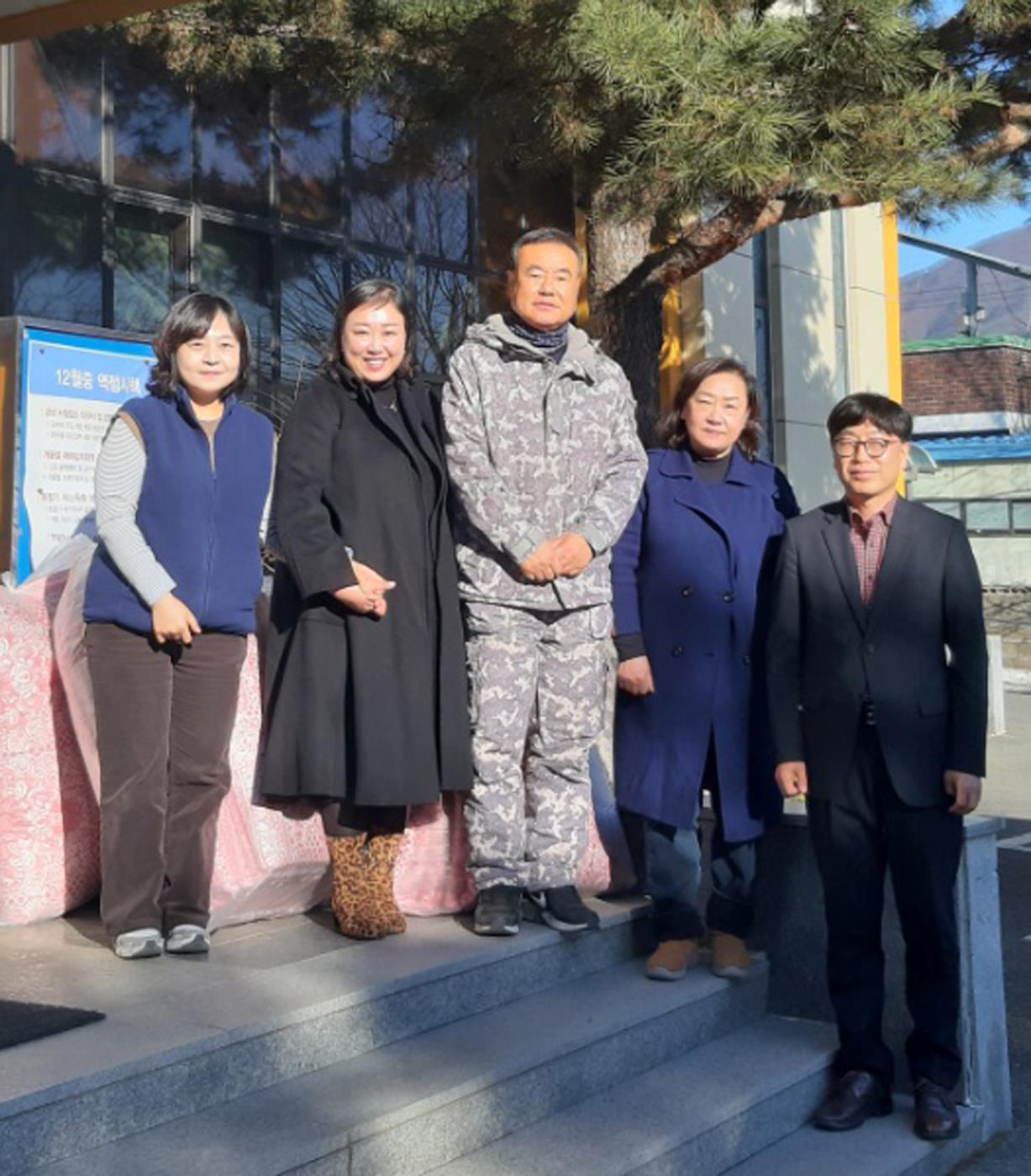 2-2 사진(㈜꿈앤들침구 임지홍 대표 따뜻한 겨울나기 물품 기부).jpg