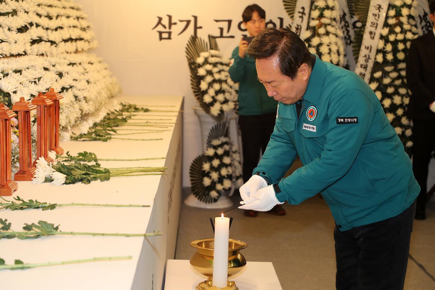 0328 권기창 안동시장, 시민분향소 찾아 합동 분향 (2).jpg