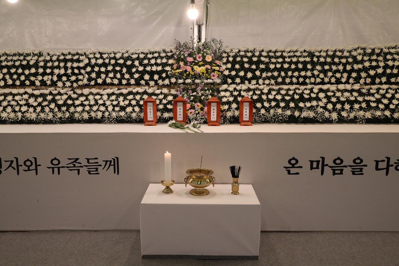 0328 권기창 안동시장, 시민분향소 찾아 합동 분향 (3).jpg