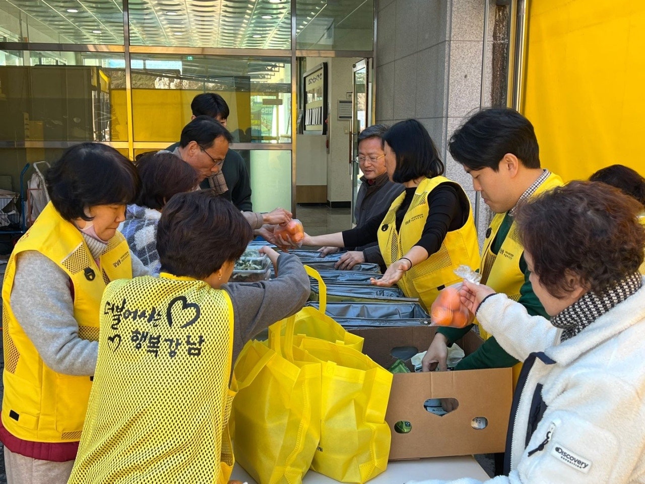 0130 강남동, 마을복지실행사업 ‘마음을 잇는 보약 밥상’ 매월 2회로 확대 (2).jpg