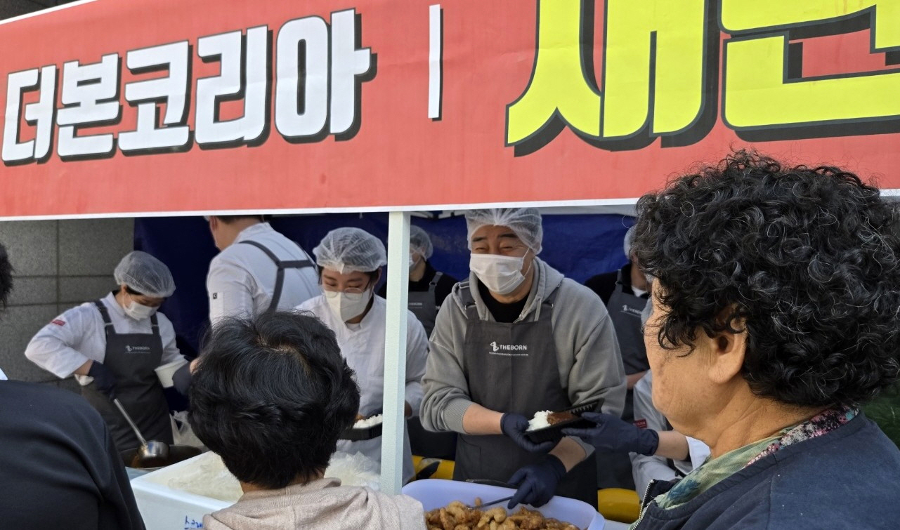 0404 안동을 다시 찾은 백종원 대표, 무료급식소에서 온정 계속 이어가 (3).jpg