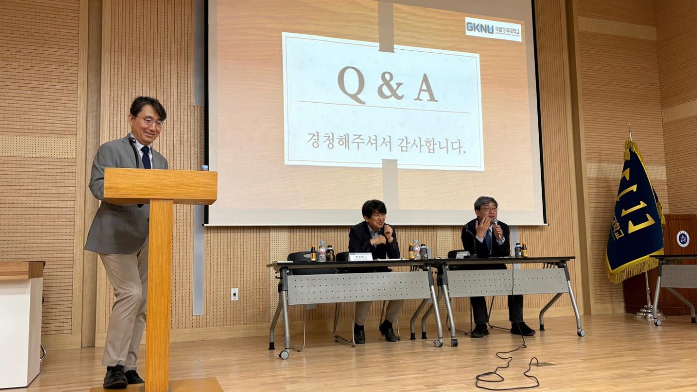 이준호 교수와 안상준 교수의 패널토론 사진.jpg