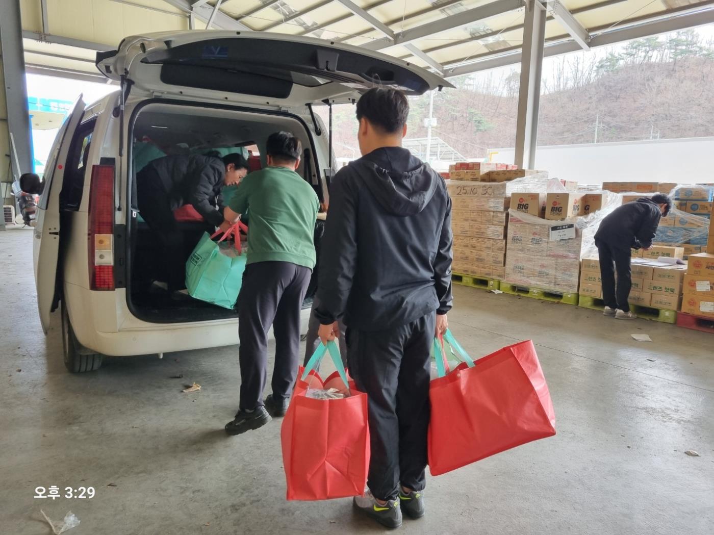 2-2 사진(영양군, 이재민 물품전달 지원 봉사).jpg