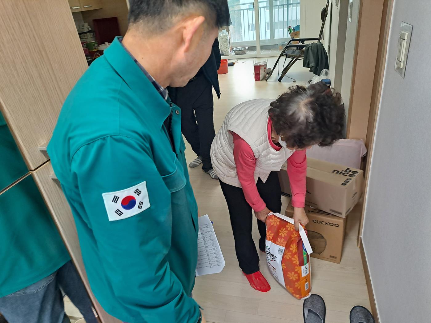 0416 안동시, 공공임대주택 입주 이재민에 생필품 지원 (1).jpg