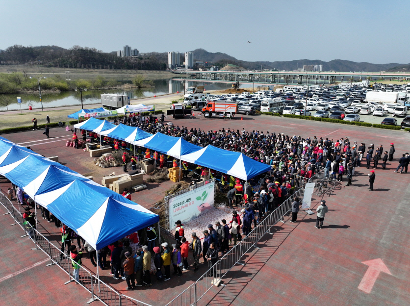 0415 산불피해 극복 위한 희망 나무 나누어 주기 행사 진행 (2).JPG