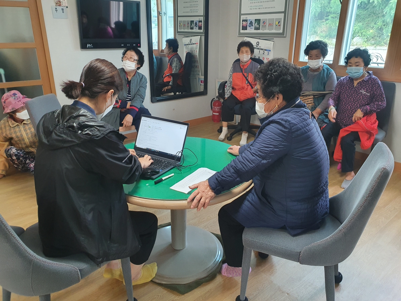 1-4. 사진(영양군보건소, 노인결핵 무료 이동검진 실시).jpg