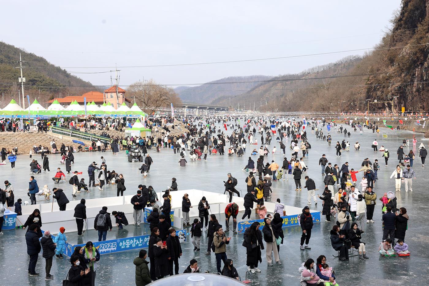 0127 영남지역 최대 겨울 축제 2025 안동암산얼음축제 성황리 폐막 (3).jpeg