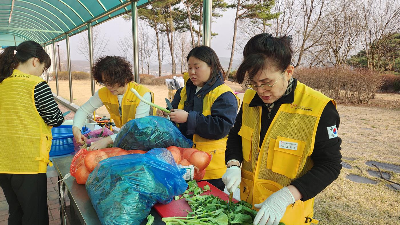 0402 안동 산불피해에 각계각층에서 급식 지원 및 자원봉사자 손길 이어져 (1).jpg