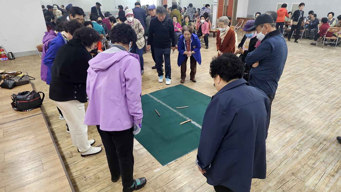 0325 평화동 어르신들, 윷놀이로 즐긴 화합의 축제.jpg