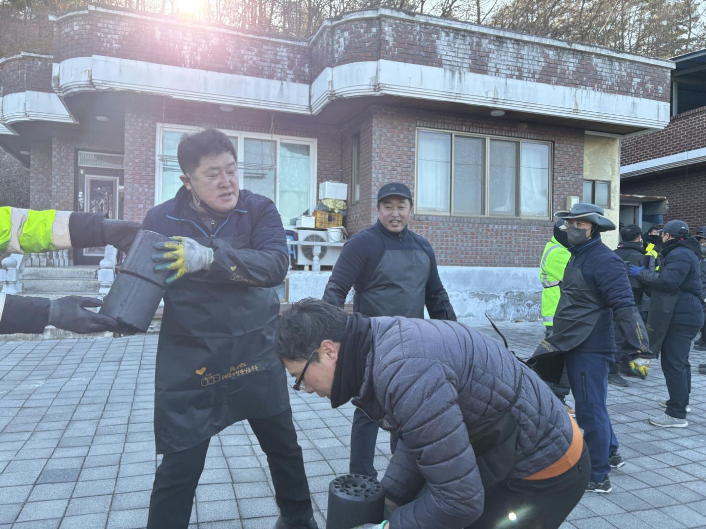 안동시 환경공무관들, ‘따뜻한 연탄 나누기 행사’ 가져 (2).jpg