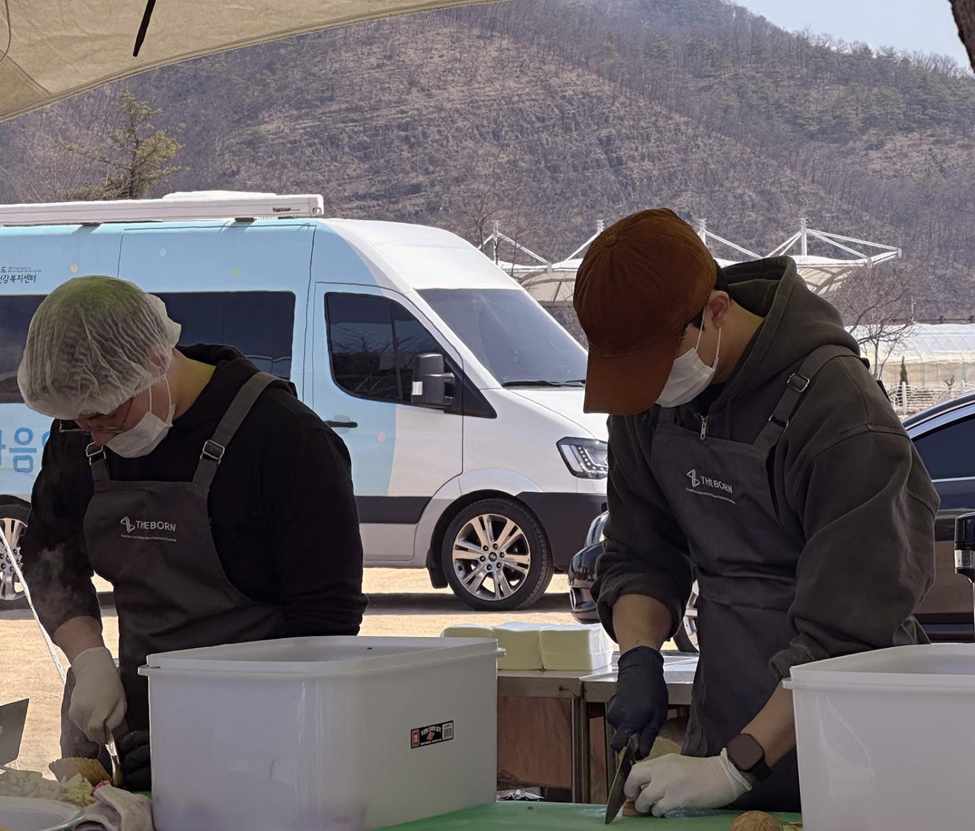 0401 ㈜더본코리아 무료 급식소의 선한 영향력, 유명 셰프의 자원봉사로 이어져! (2).JPG